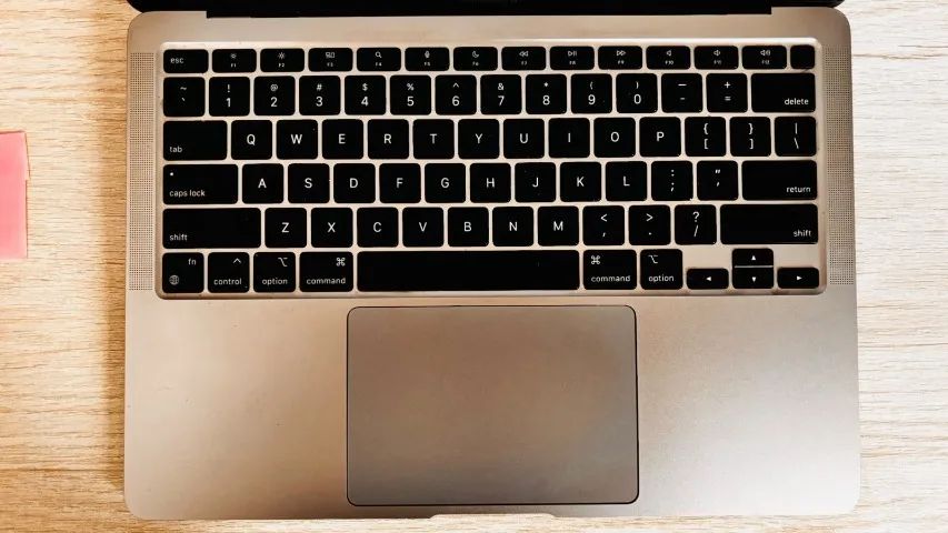 MacBook Air M1 2020 8GB / SSD 256GB / Octa-Core (8 núcleos de CPU