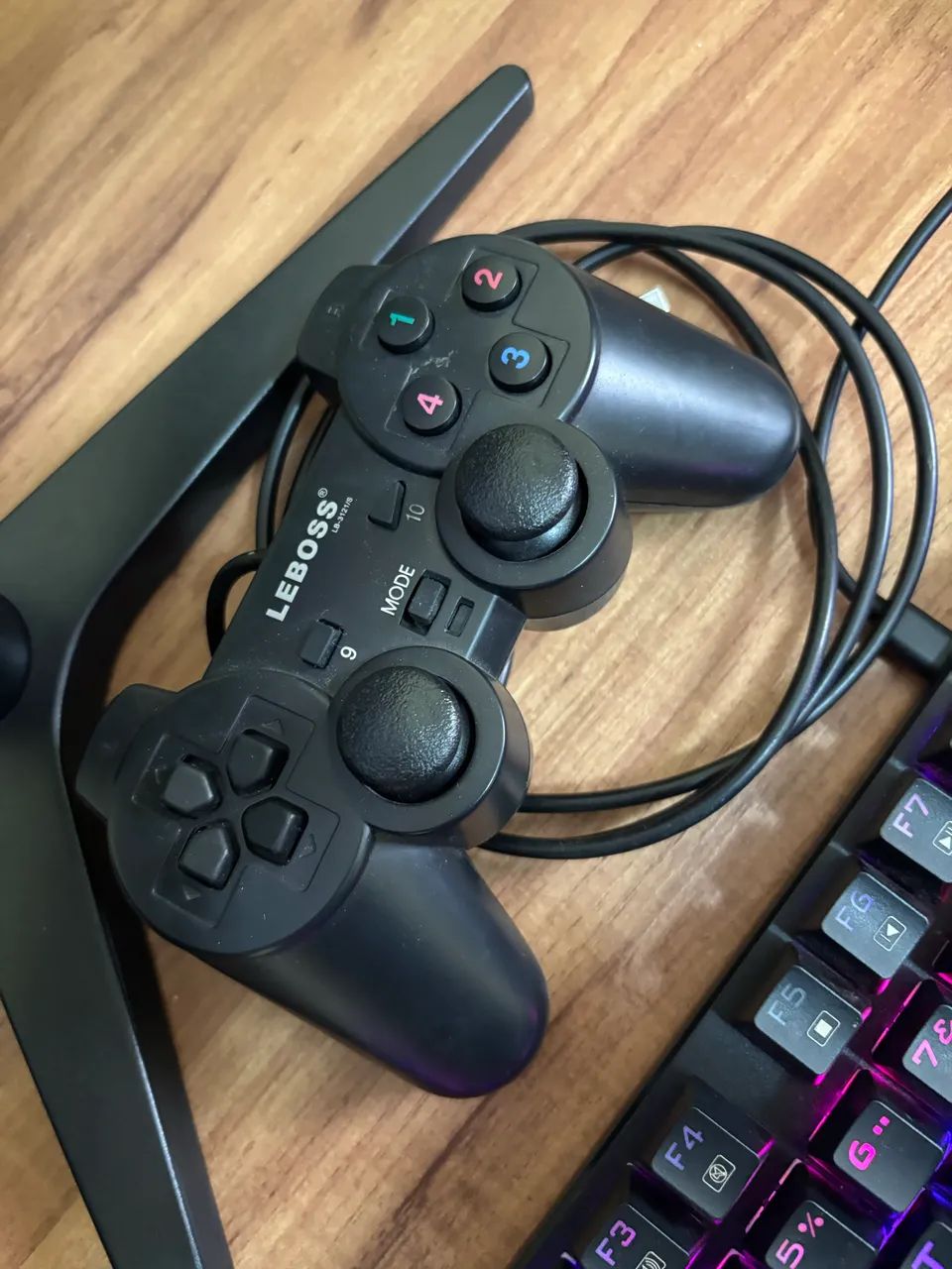 Headset hyperx cloud stringer + Teclado tdagger bora switch brow + controle pc - Foto 3