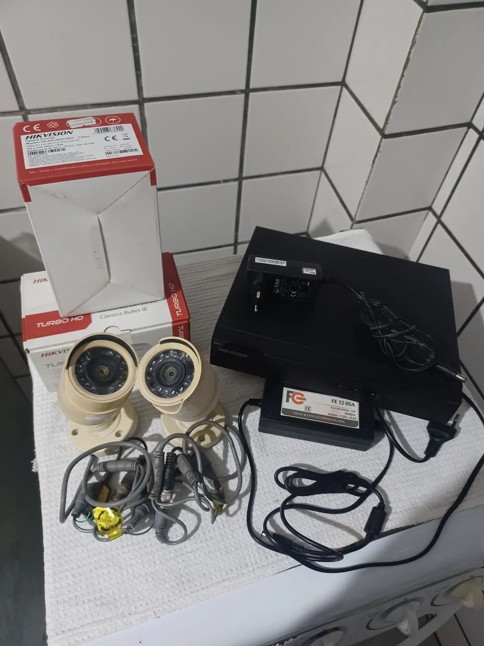 Kit CÂMERA de HILKVISION DVR 4 canais + 2 câmeras funcionando  - Foto 3