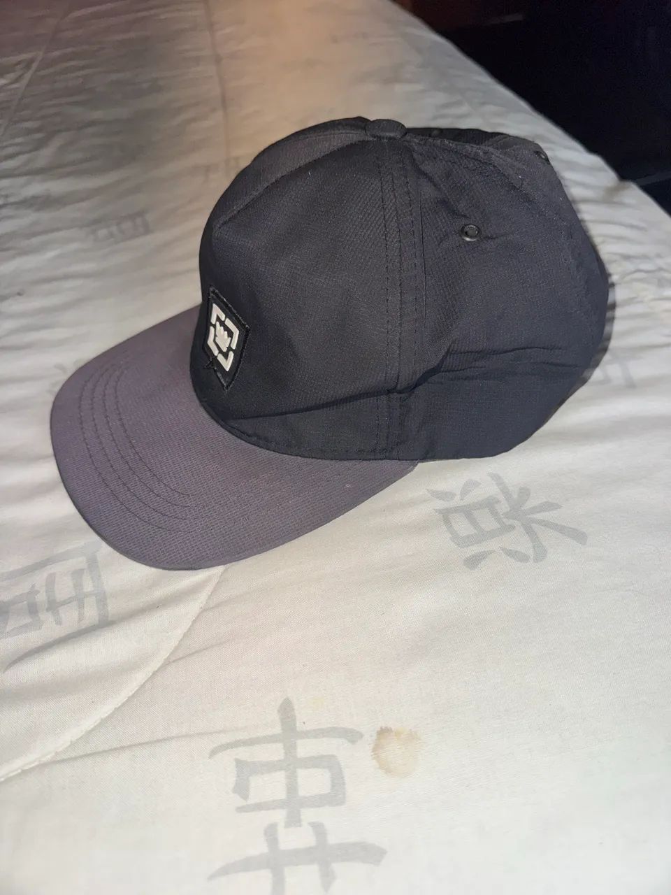 Boné Snapback Preto e Cinza Aba Reta - Logo Coroa - Foto 2