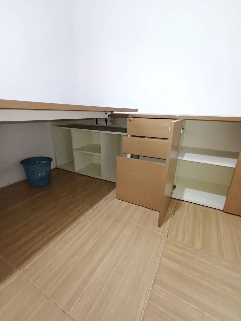 Mesa de Escritório Marelli Executiva em L com Gaveteiro, Armário e Caixa de Tomadas - Foto 2