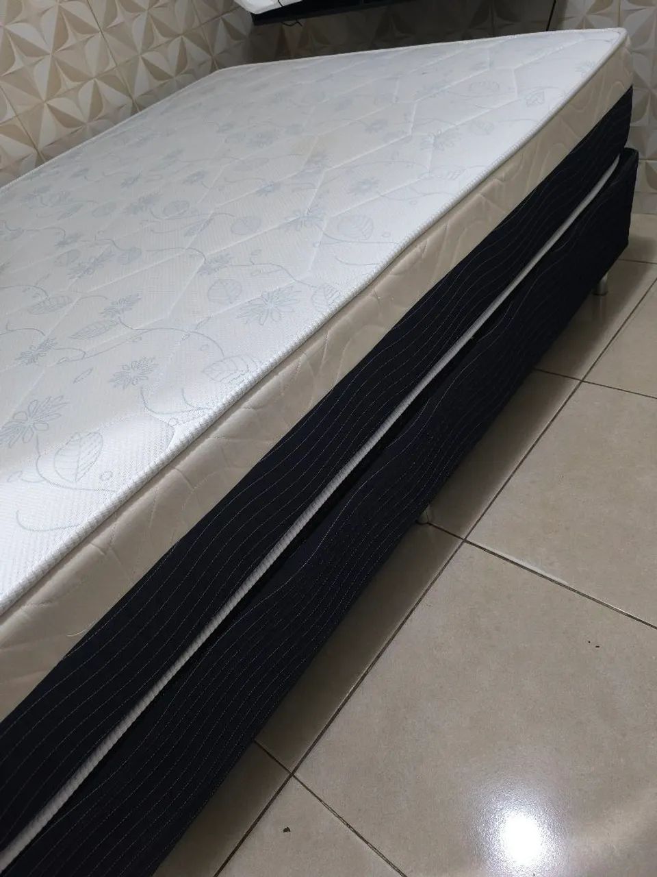 Vendo  cama box de casal nova com a base e o colchão - Foto 2