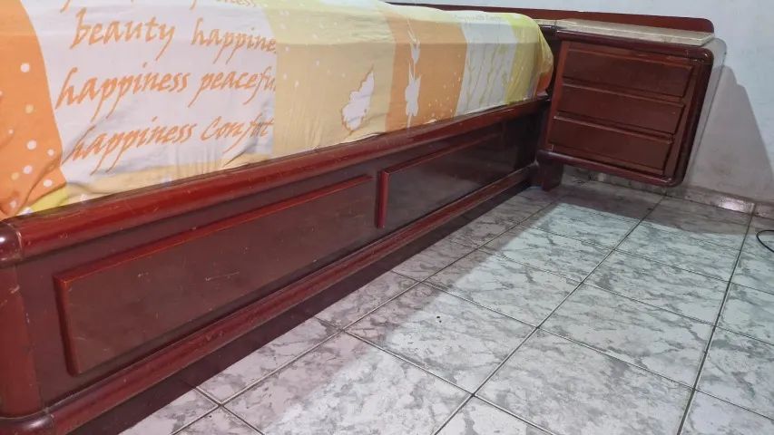 Cama de Casal de Madeira - com 2 criados-mudos e mármore - Foto 2