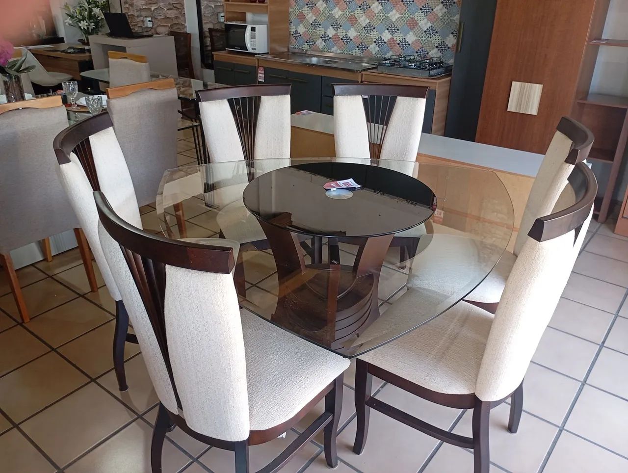 Mesa triangular com 6 cadeiras e tampo de vidro