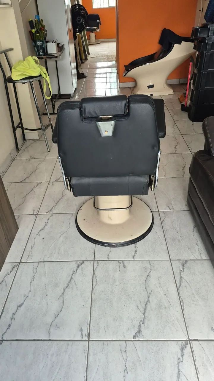 Vendo cadeira de barbeiro  - Foto 3