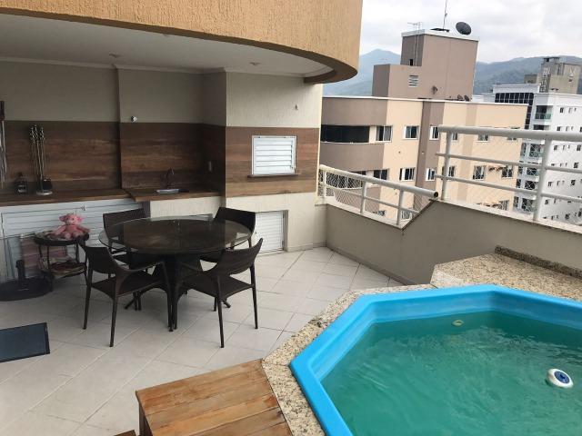 Com piscina privativa e sacada gourmet, cobertura duplex mobiliada à venda em Meia Praia