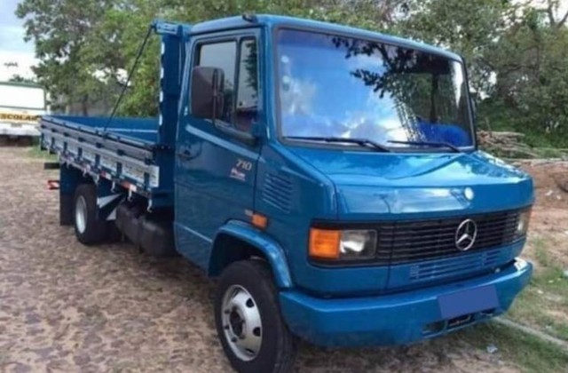 EXCELENTE CAMINHÃO MERCEDES BENZ 710 2012 À VENDA!