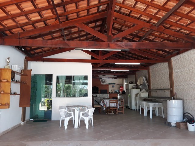 Ótima casa de campo à venda, com 338m² úteis, 3 suítes, 6 vagas, piscina, em São Roque/SP