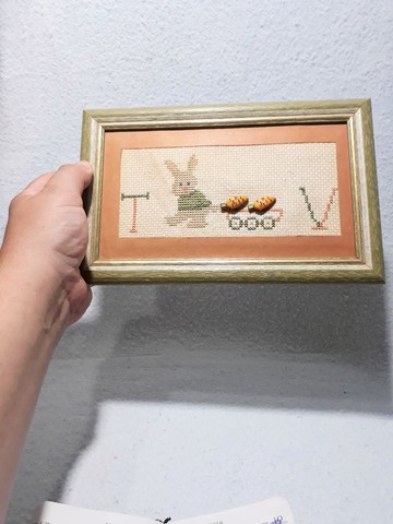 Quadro bordado coelho da páscoa - Foto 3