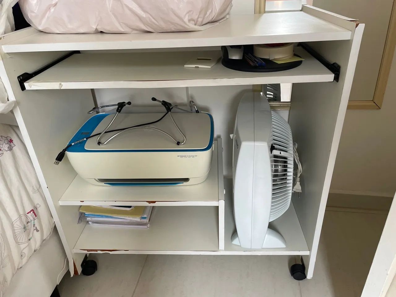 Mesa escritório branca com rodinhas funcionando