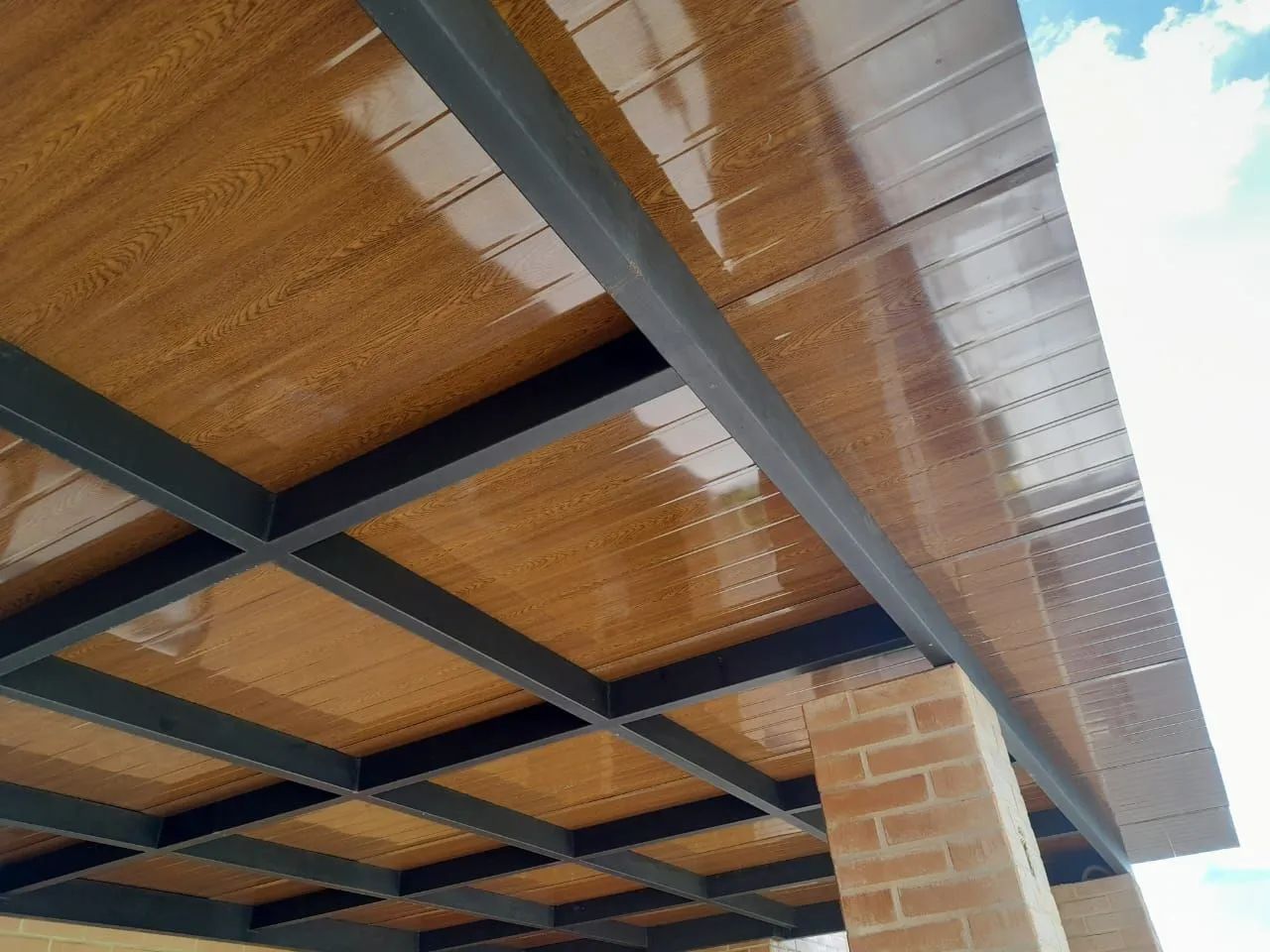 Telhas isotérmicas sanduíche e semi-sanduiche 