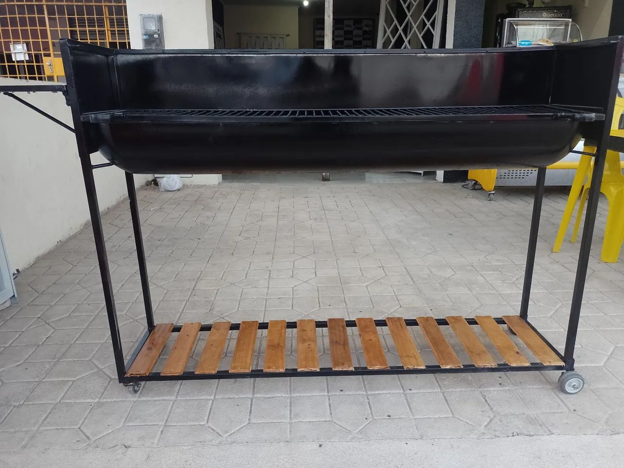 Churrasqueira portátil de metal com grelha e prateleira - Foto 5