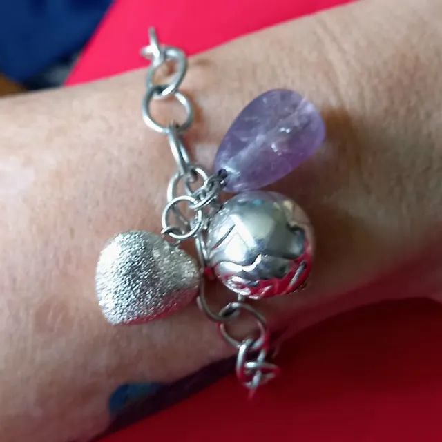 Pulseira de Prata Polida com Balangandãs (bolinha, coração e pedra lilás)