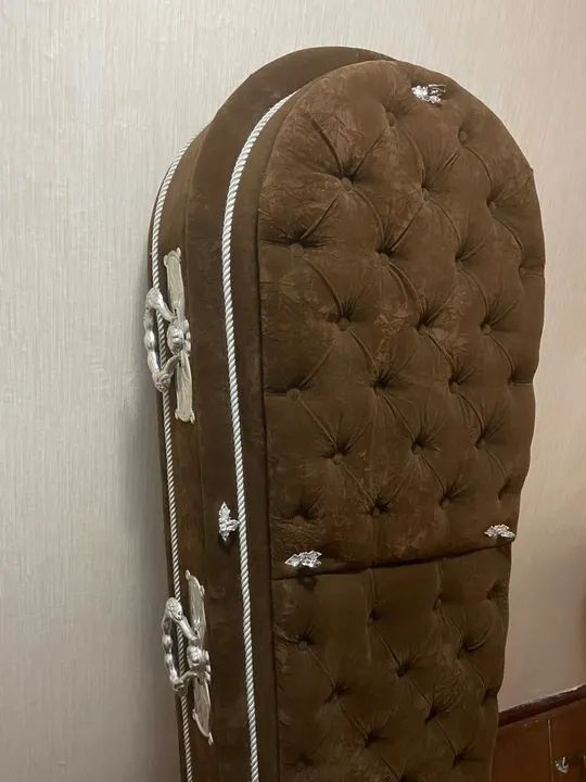 Caixão de Veludo Marrom