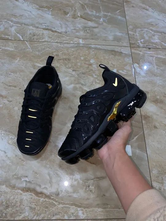 Tenis fashion vapormax preto e dourado