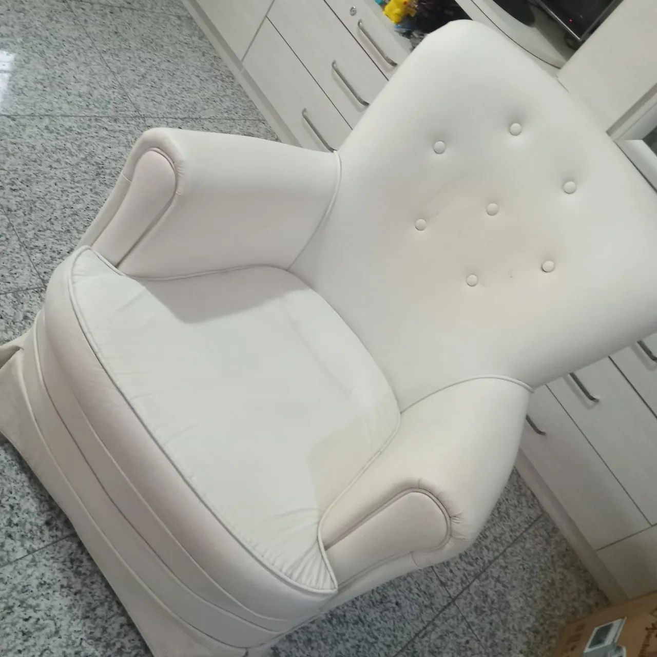 Poltrona branca em ótimo estado