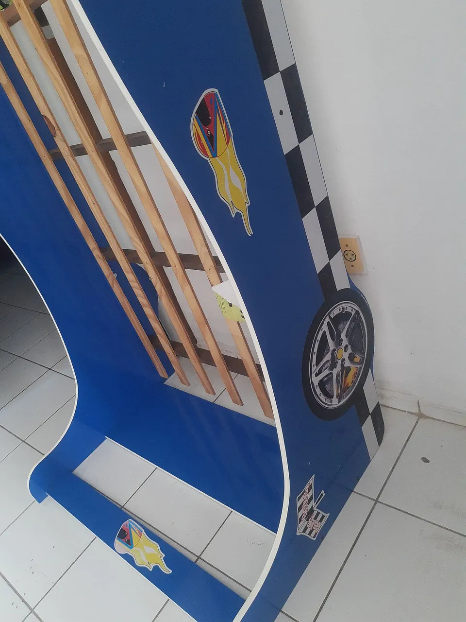 Cama Infantil Carro de Corrida - Design Divertido
