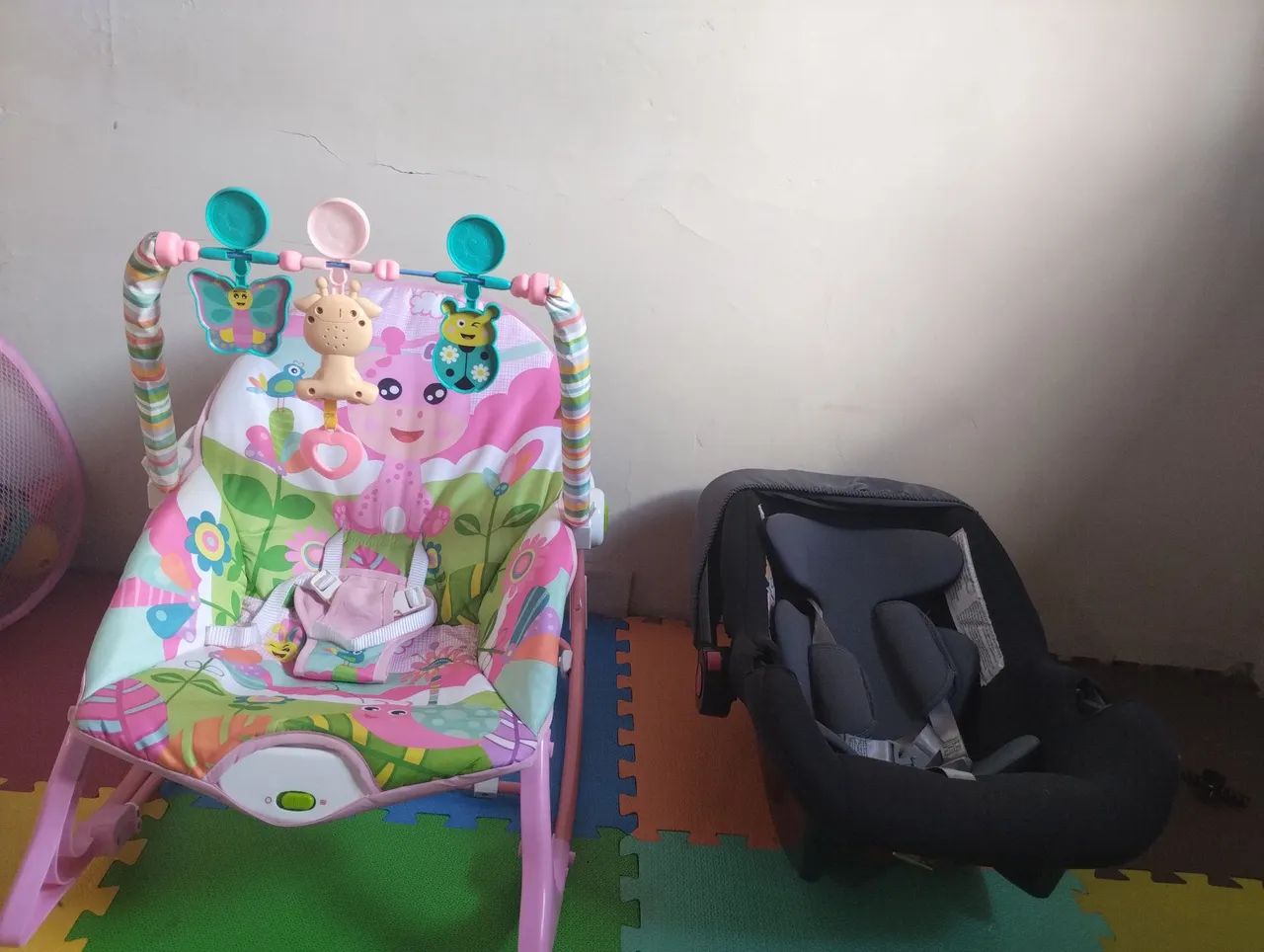 Cadeira de balanço e bebê conforto 