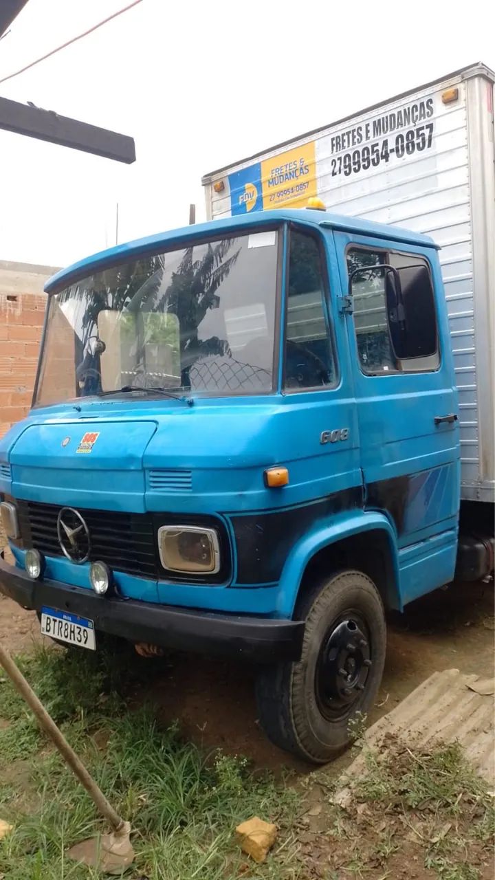 Caminhão baú 608