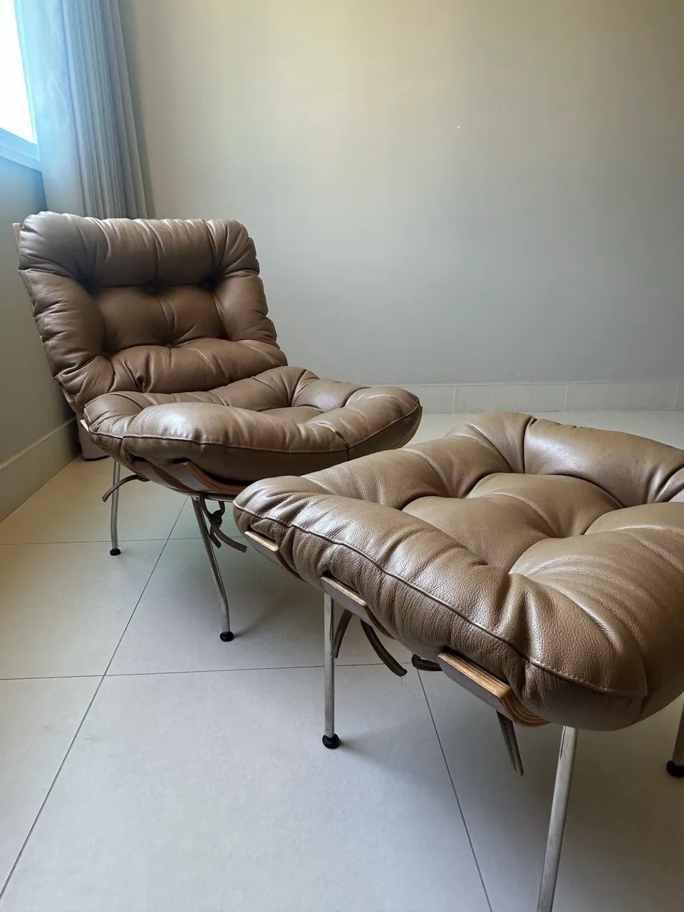 Conjunto Poltrona com Puff Costela COURO legítimo 