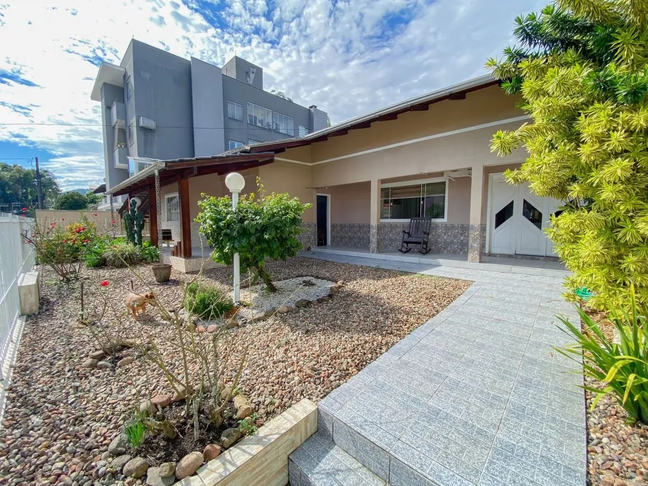 Casa térrea com 4 quartos sendo 2 suítes e 4 vagas de garagem no bairro Velha em Blumenau/