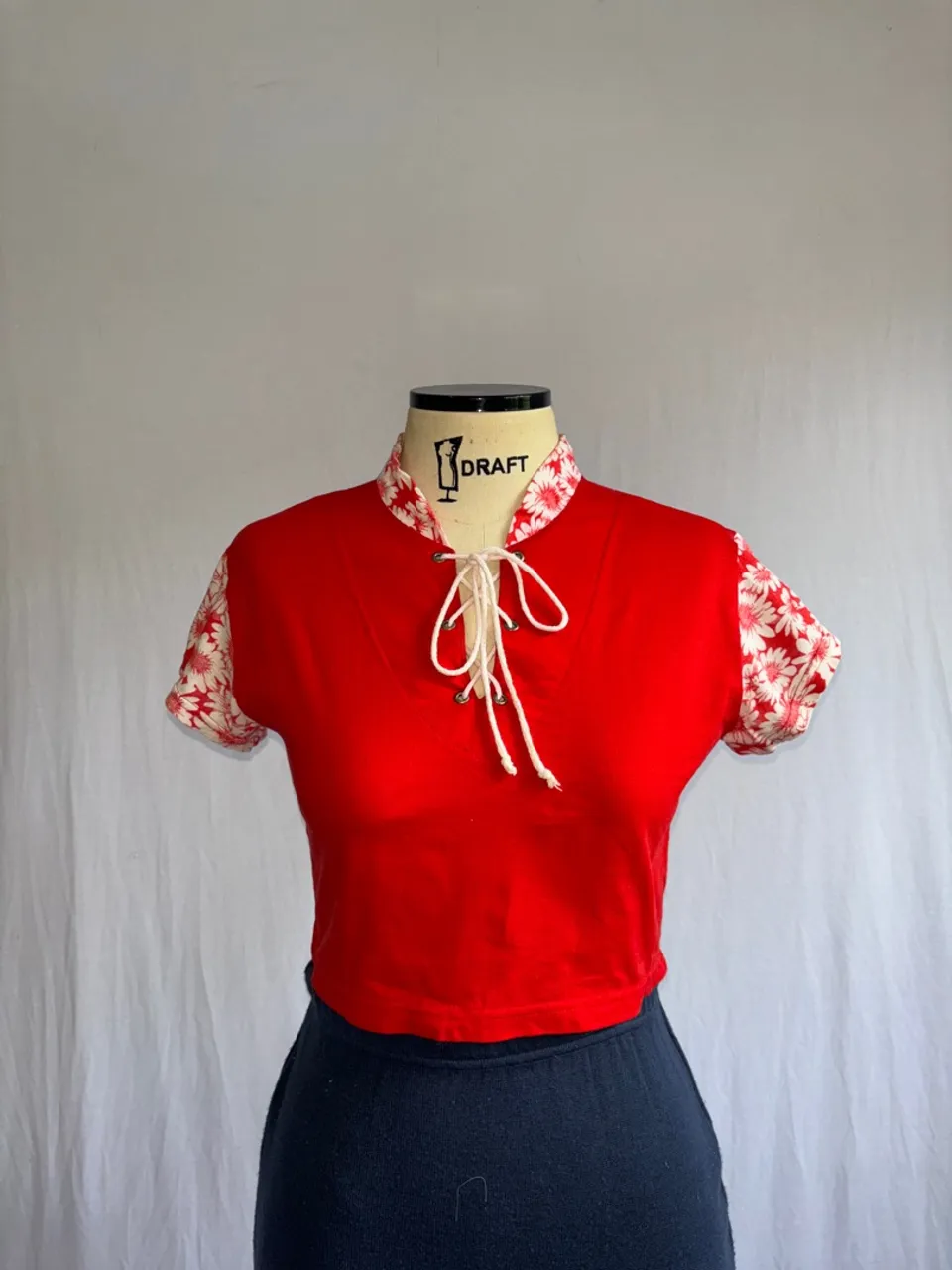 Blusa vermelha com detalhes florais