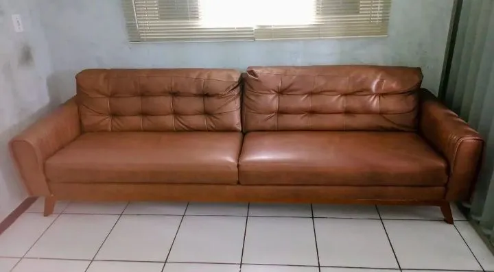 Sofá de Couro Marrom Elegante