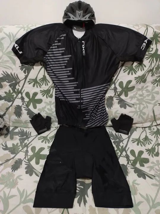 Conjunto de ciclismo - Camiseta, Shorts e Luvas e Capacete