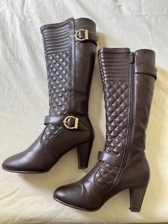 Botas de cano alto marrom Mooncity
