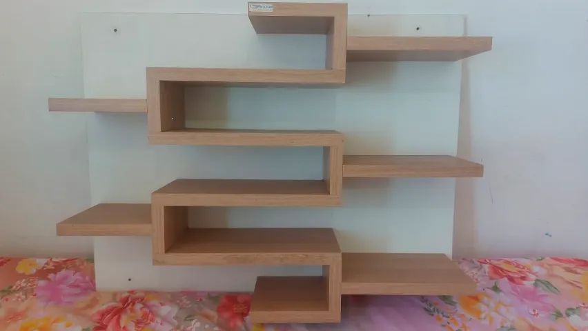 Estante de Parede com Fundo Branco e Prateleiras Amadeiradas