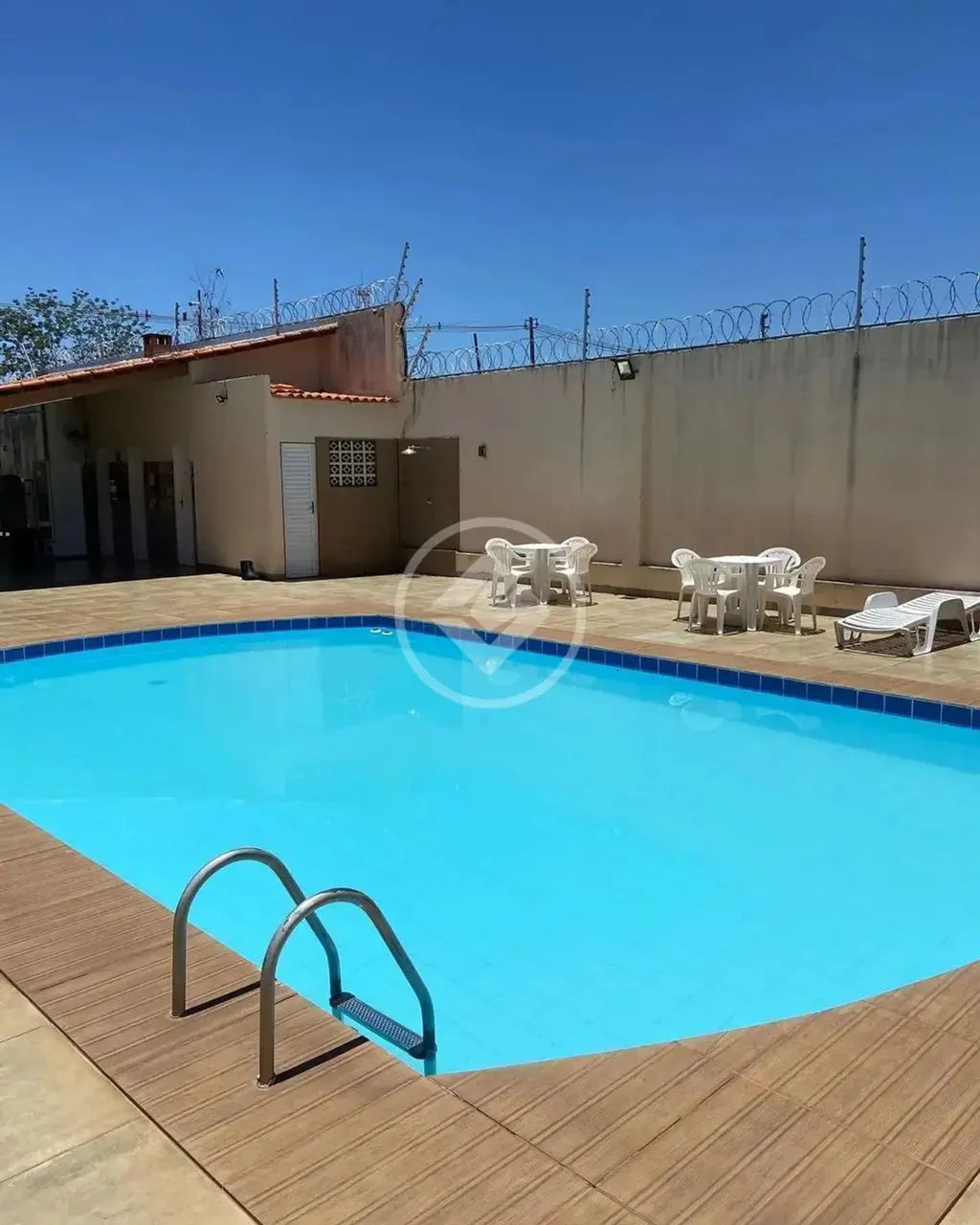 #Vende-se Charmoso Sobrado no Bairro Flamboyant com 03 quartos sendo 01 suite e duas garag