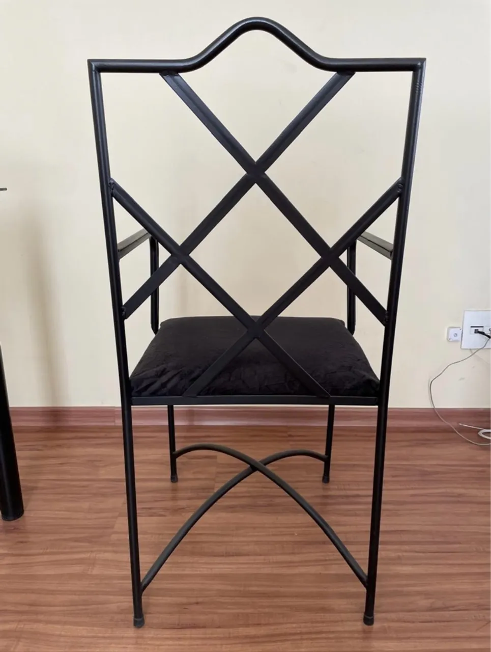 Cadeira de metal preta