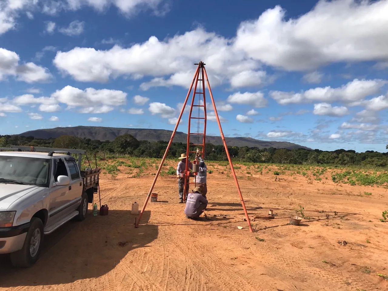 Sondagem de Solo SPT, Hélice Continua, Caminhão trado, Perfuratriz, PC escavadeira. - Foto 4