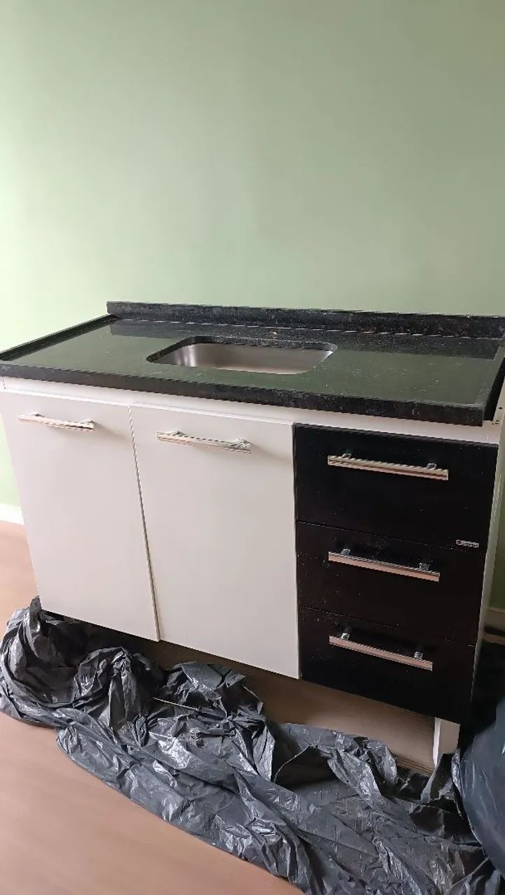 Pia de cozinha com cuba em inox e armário