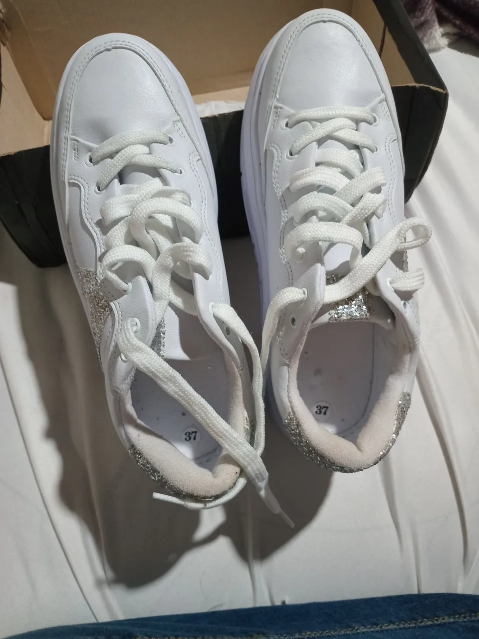 Tênis Branco Feminino com Detalhes em Prata - Tamanho 37