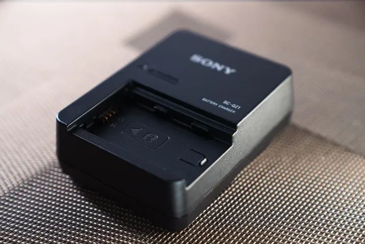 Carregador Sony Bc-qz1 para Bateria Np-fz100 - Foto 3