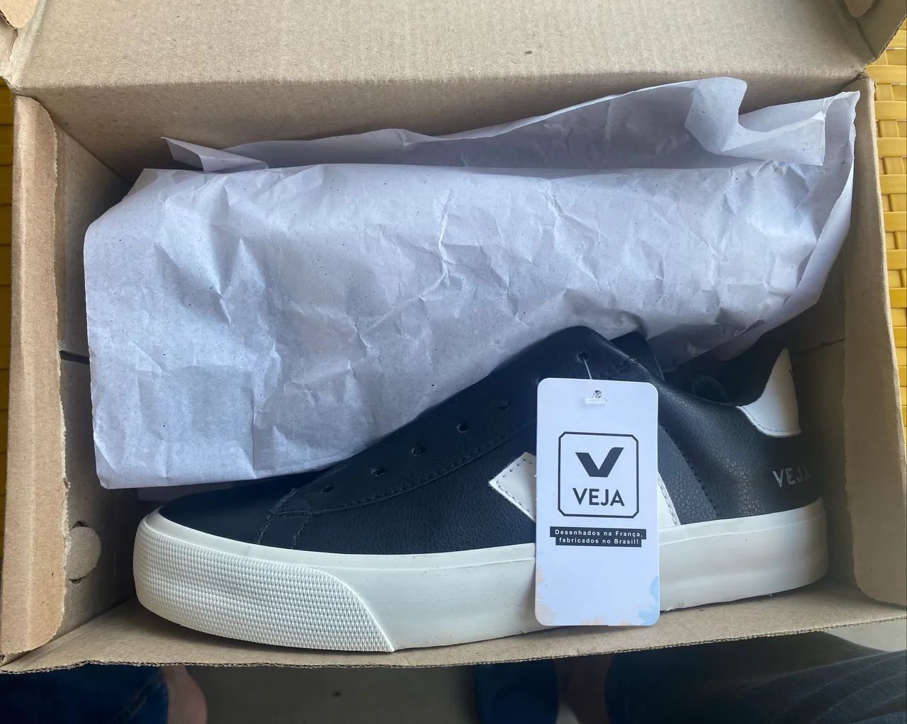 Tênis Veja preto e branco n 40