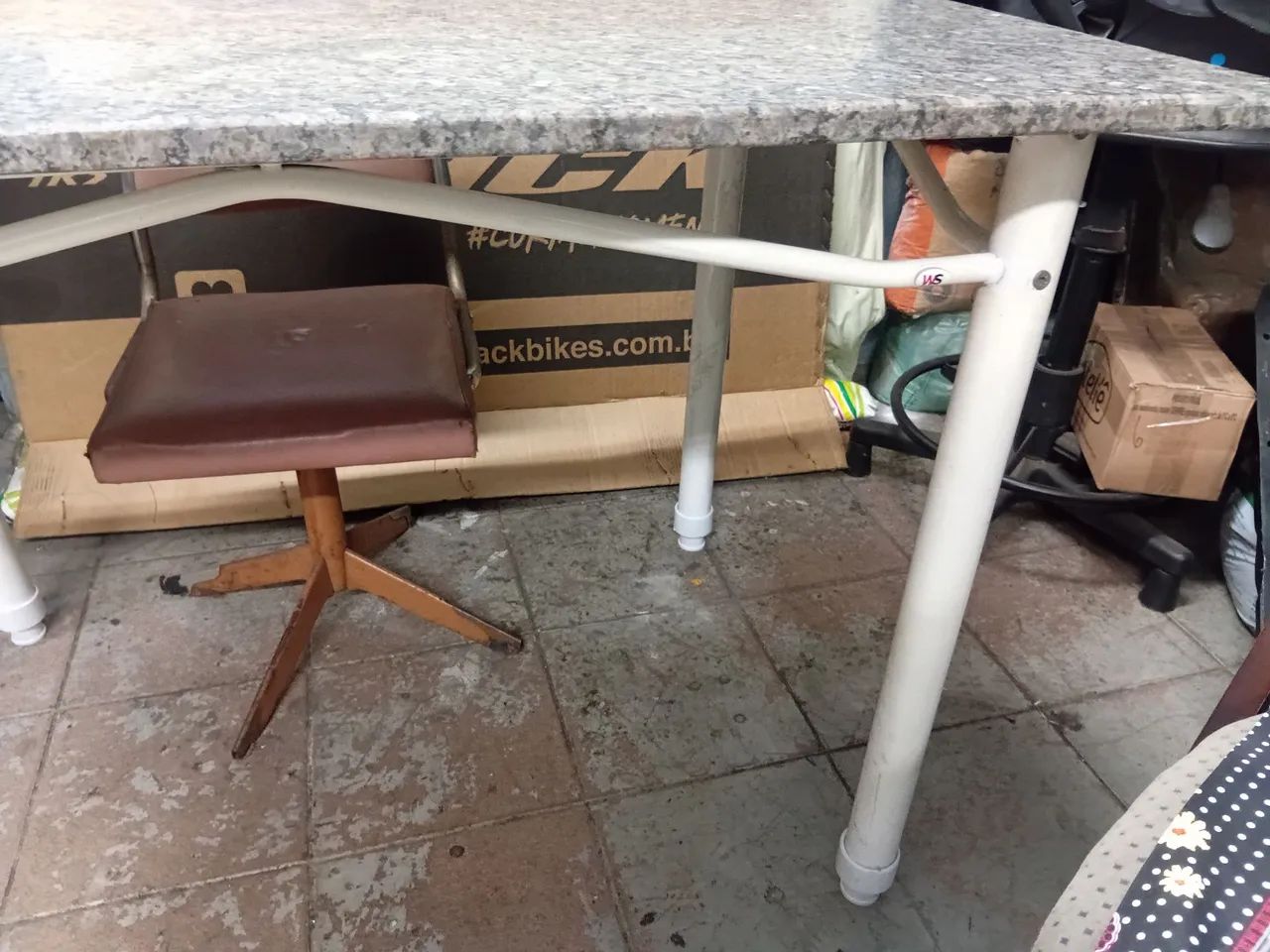Mesa com tampo de granito cinza com três cadeiras  - Foto 5
