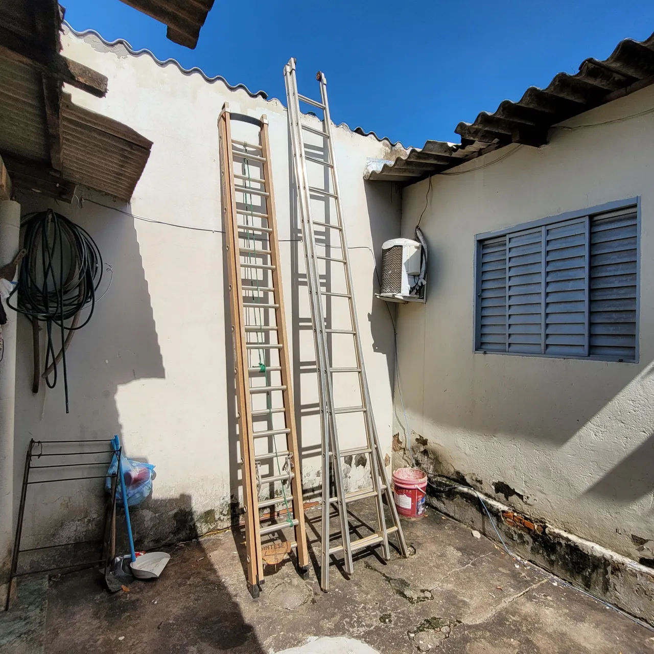 Escadas de alumínio e madeira - usadas
