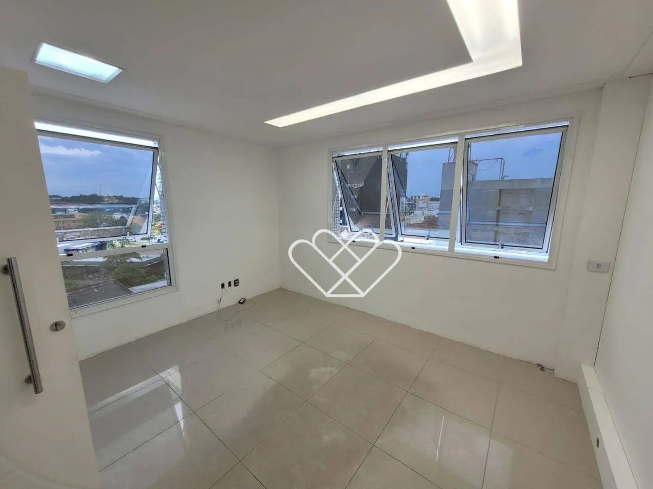 Sala Comercial de 28m² no Centro: Ideal para Seu Negócio com Facilidade e Praticidade - Foto 7