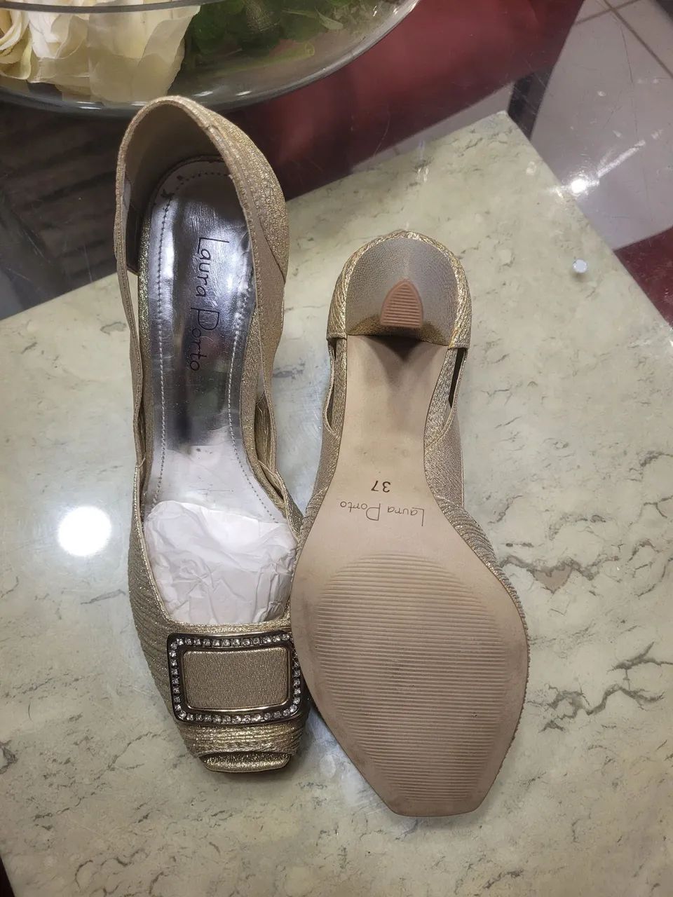 Scarpin Dourado com Detalhes em Strass - Foto 3