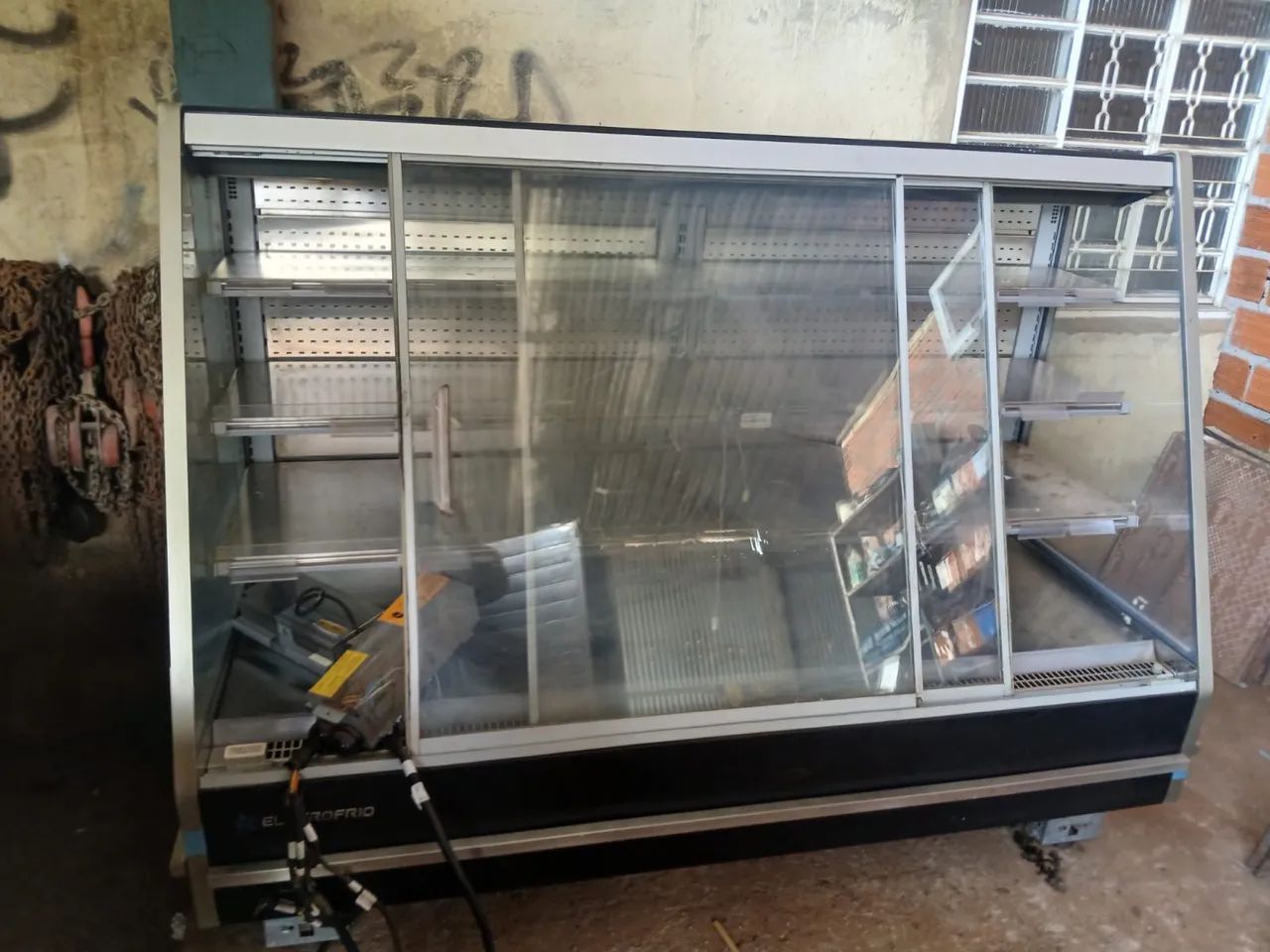 3 balcões expositores de 2 portas frontal, com rodinhas.