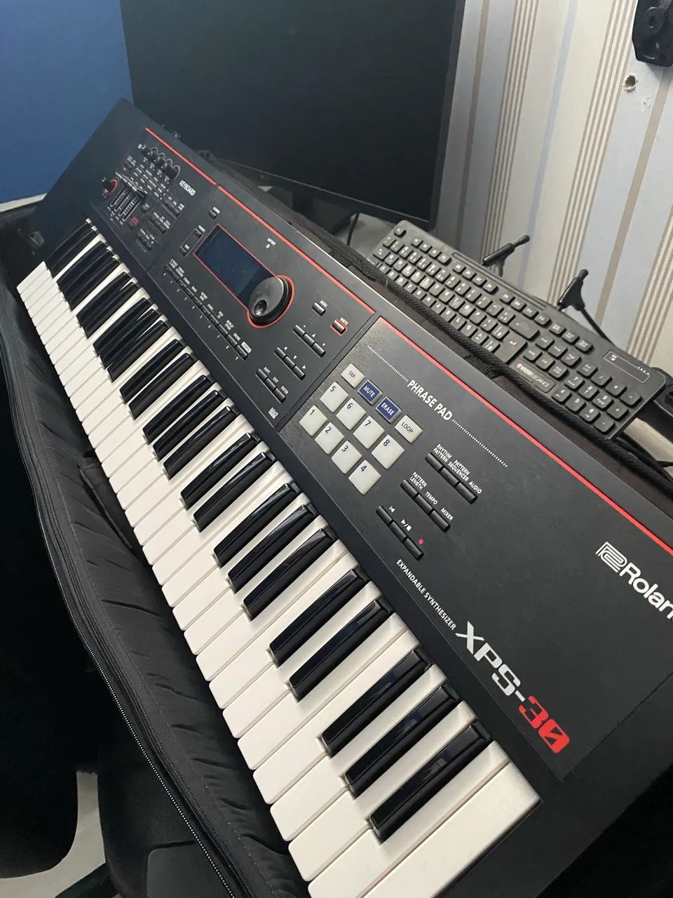 Roland XPS-30 com Capa e Cabo 