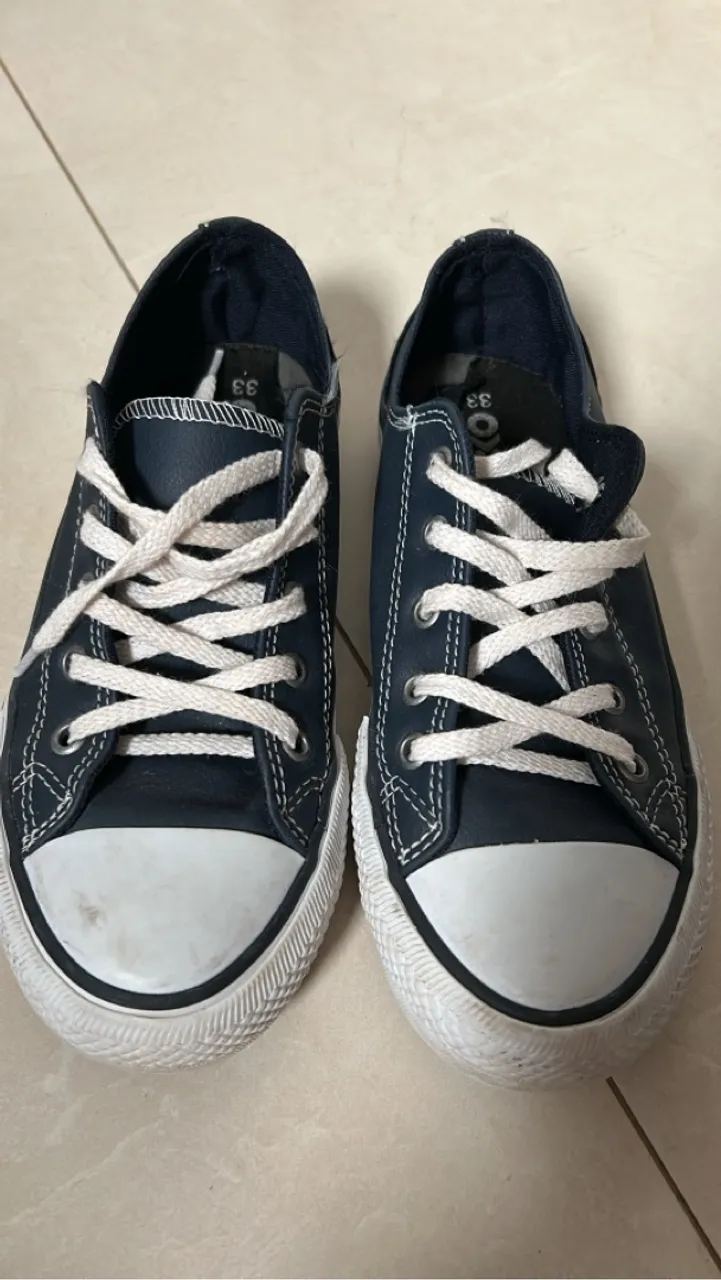Tênis azul marinho e branco seminovos