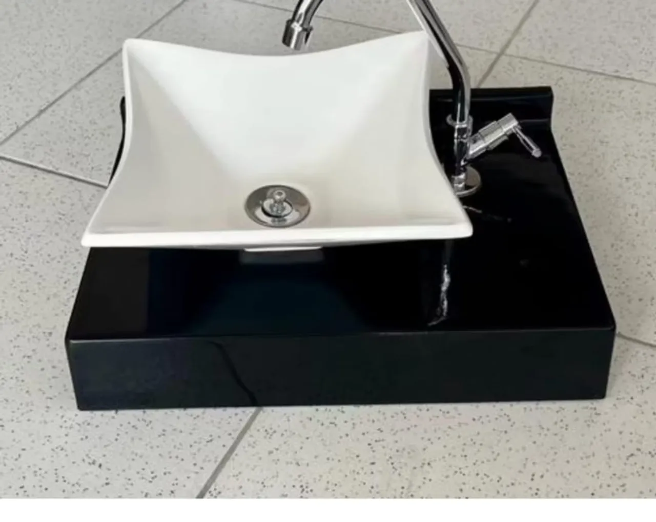 Pia Cuba Branca 29x29 e Bancada Preta 30x45 no mármore sintético para banheiro