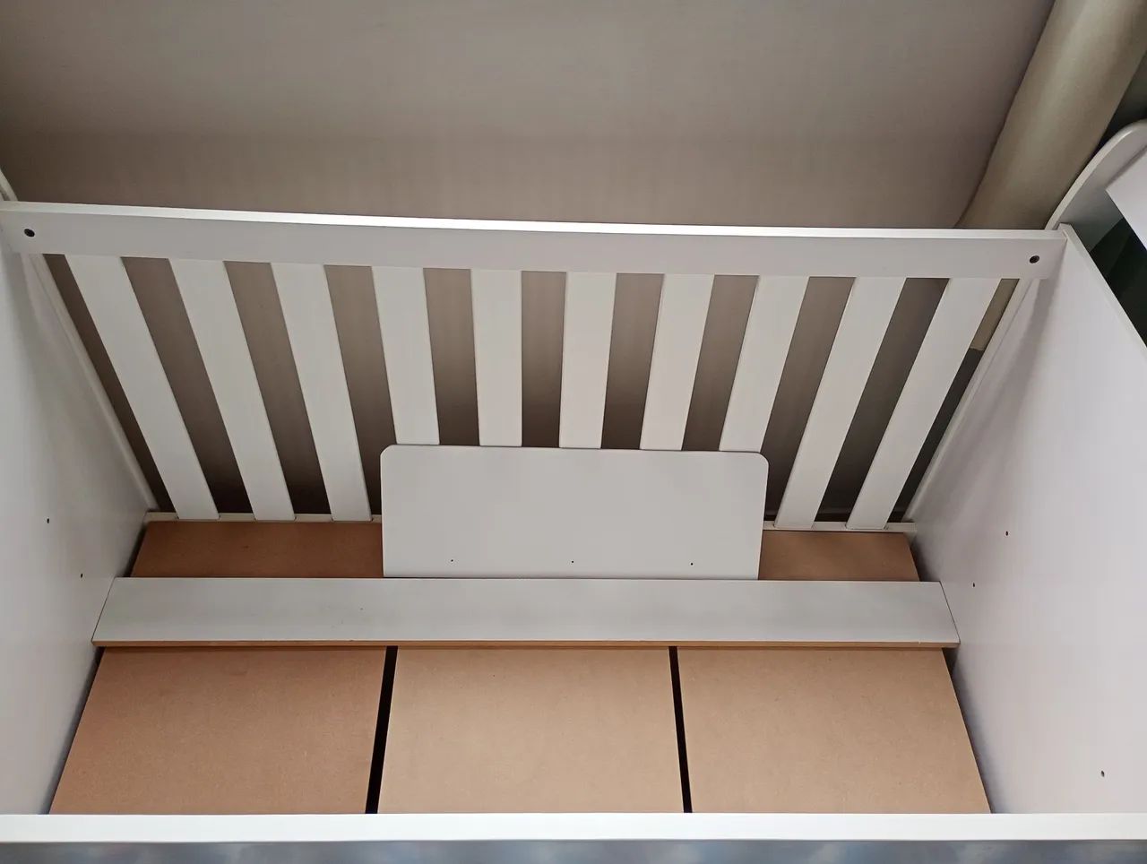 Berço de madeira branco vira mini cama + colchão . completo semi novo  - Foto 4