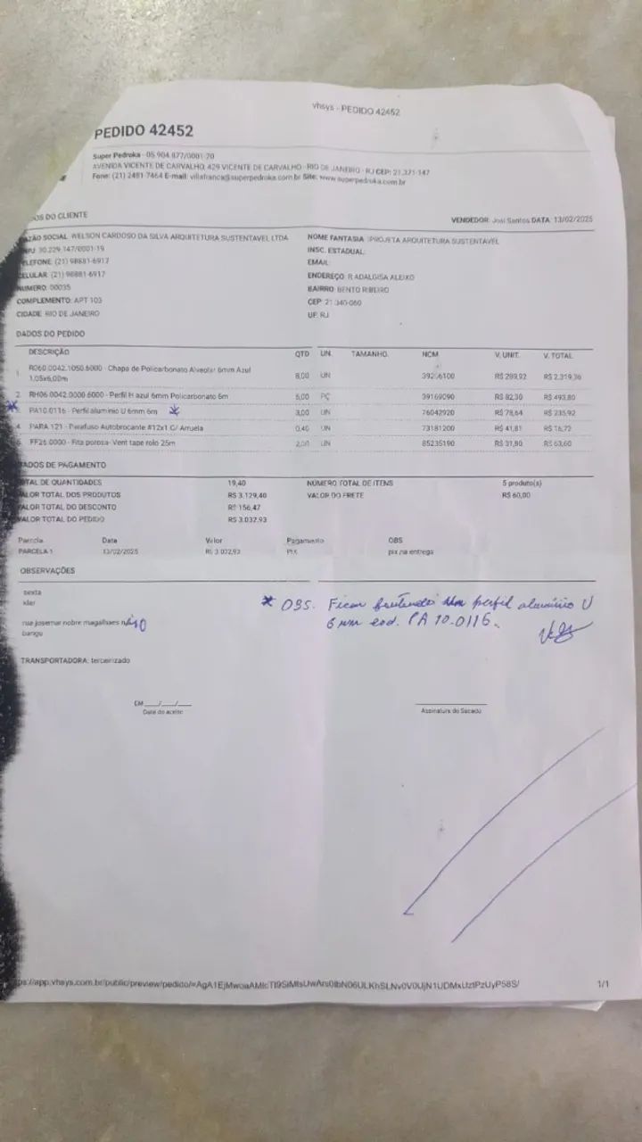 Uma chapa azul de policarbonado com 6 metros