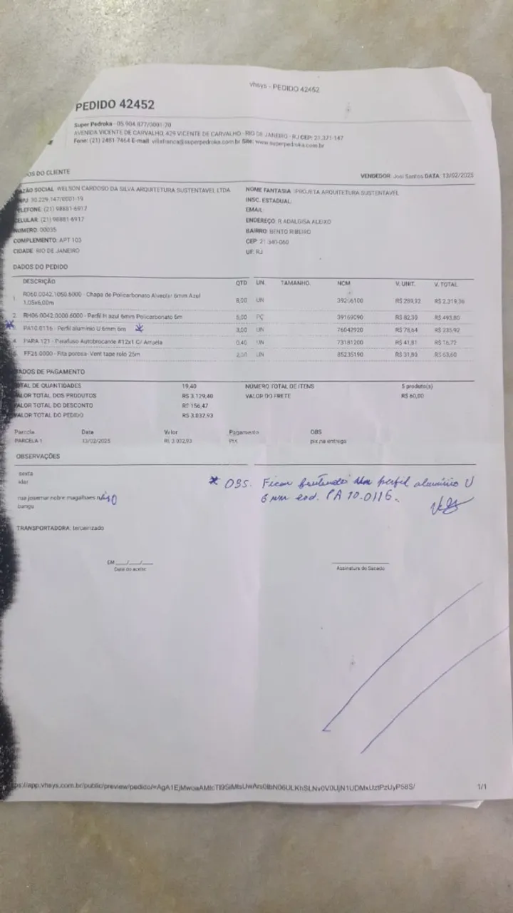 Uma chapa azul de policarbonado com 6 metros