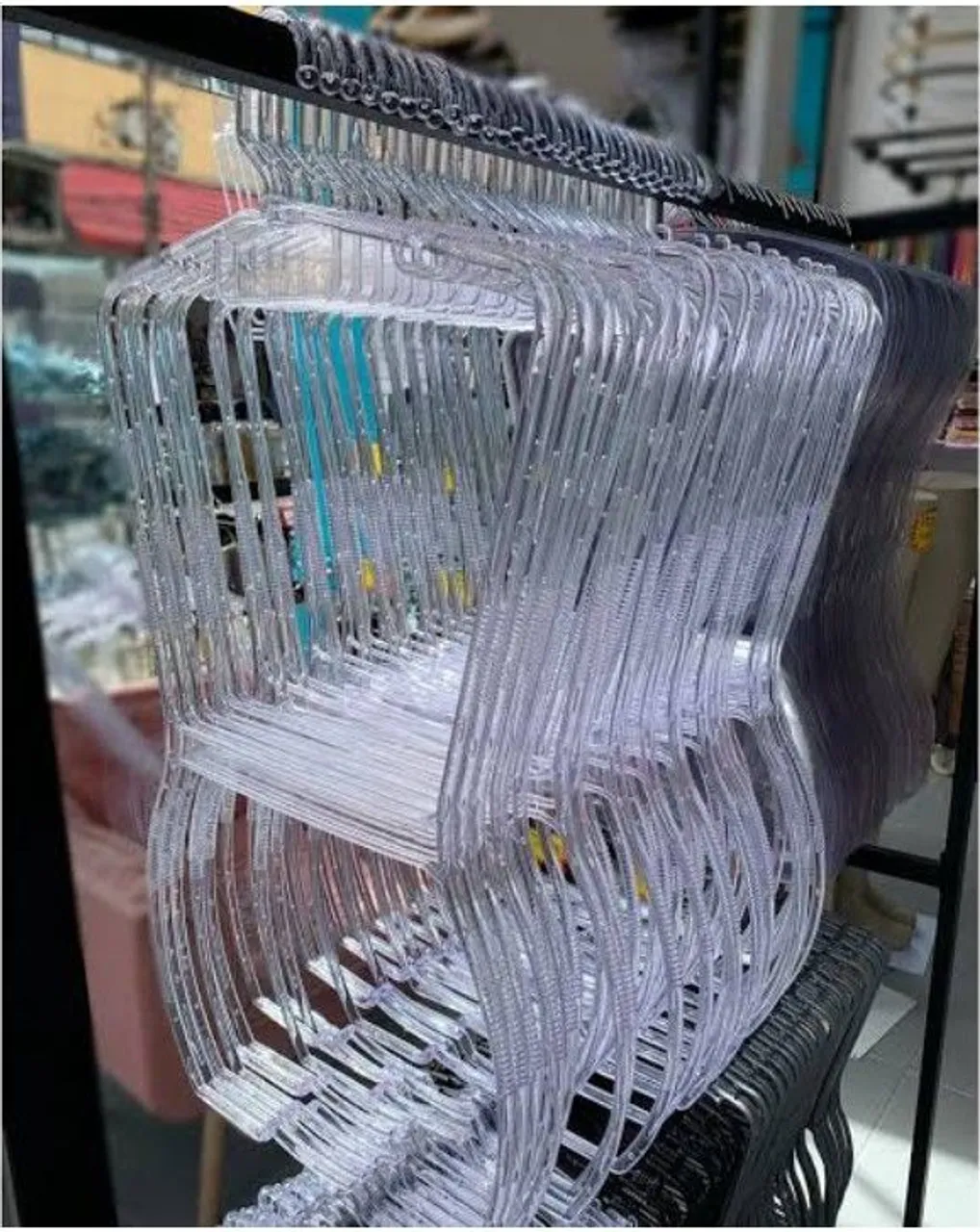Cabide silhueta acrílico adulto 18,00un. Atacado