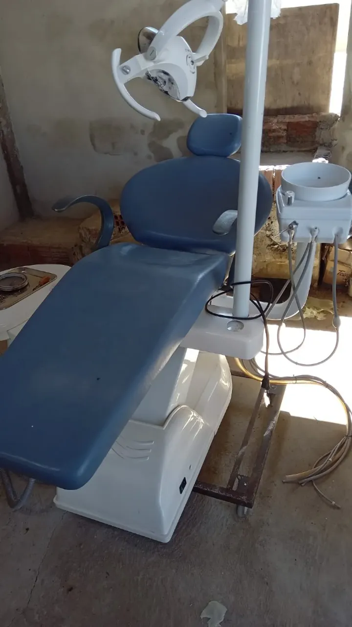 CADEIRA ODONTOLOGICA E OUTROS EQUIPAMENTOS